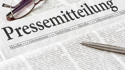 Zeitung mit der Überschrift Pressemitteilung